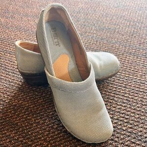BORN Peggy Square Grid Clogs Women’s 
Size 7.5 Warm Gray Geometric